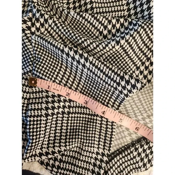 Torrid Wide Leg Studio Crepe Pleated Houndstooth Short - Picture 11 of 11